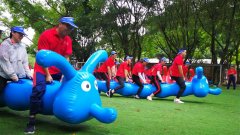 不以自我为中心,发挥团队强力量