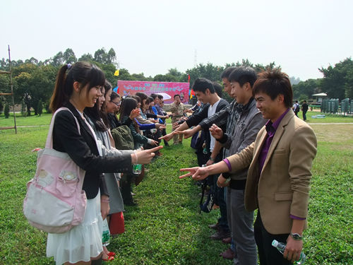 招商银行、交通银行拓展联谊活动在笑翻天乐园