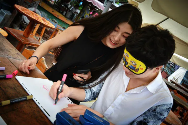 公司团建项目:蒙眼作画