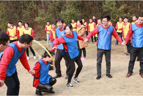 公司团建项目：一圈到底