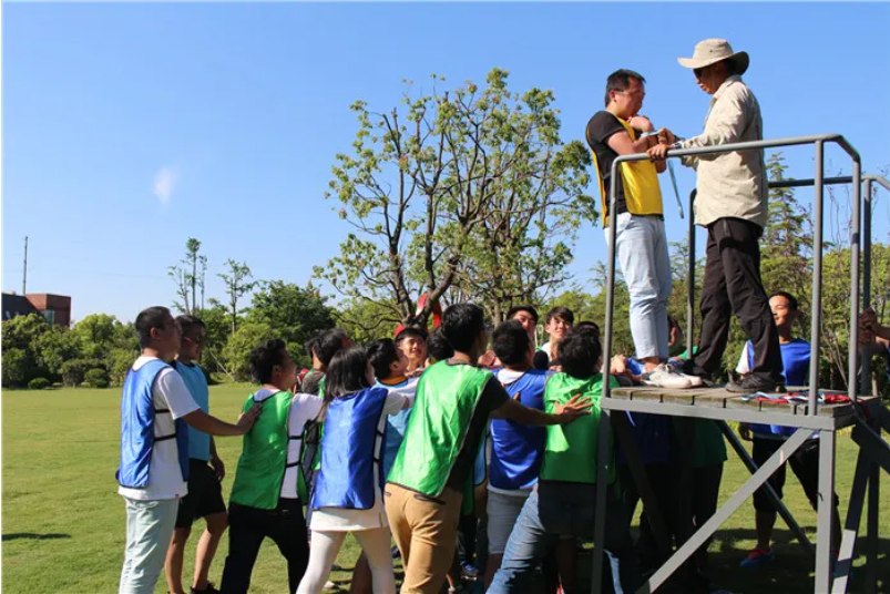 公司团建项目：信任背摔